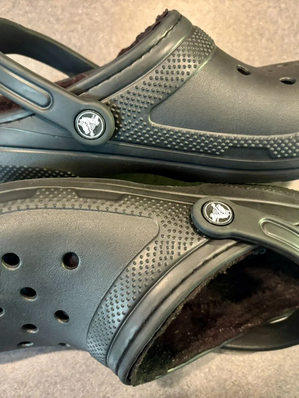 ~~Crocs Classic Lined Clogs in Black with a cozy Black fleece lining M7 W9